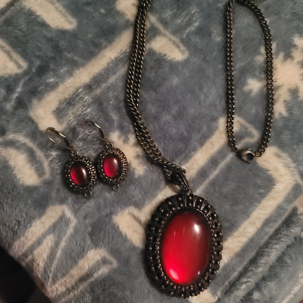 Avon vintage red cabochon necklace